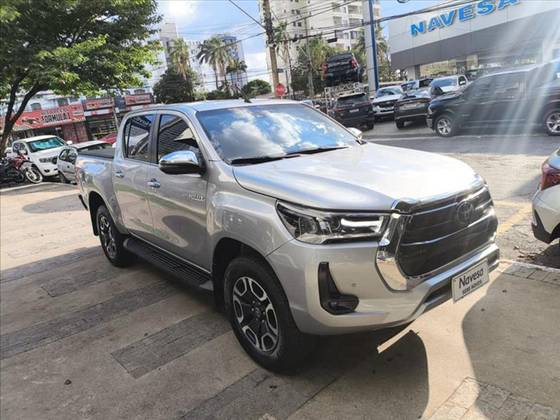 TOYOTA HILUX 2.8 D-4D TURBO DIESEL CD SRX 4X4 AUTOMÁTICO